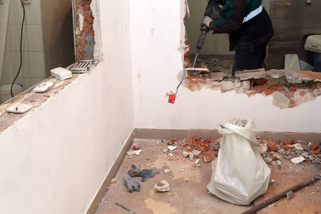 墙砖上打孔会不会把墙砖打破了呢(墙砖上打孔会不会把墙砖打破了呢怎么办) 墙砖上打孔会不会把墙砖打破了呢(墙砖上打孔会不会把墙砖打破了呢怎么办)